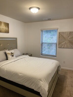 3 habitaciones, tabla de planchar con plancha, wifi y ropa de cama