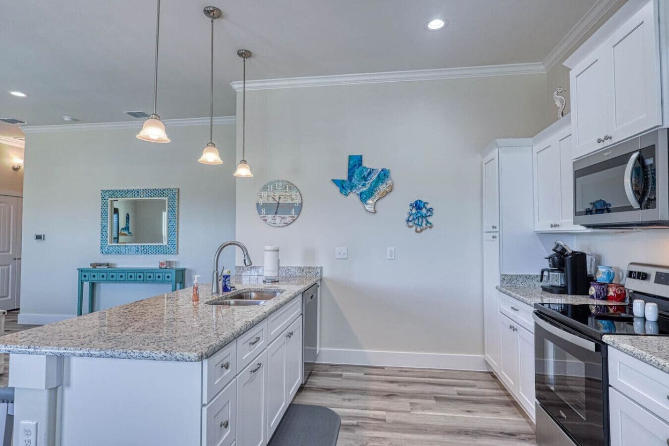 冷蔵庫、電子レンジ、オーブン、コンロ