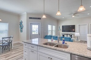 Interior - Get ready to enjoy Sunny Daze on the coast (Rockport)