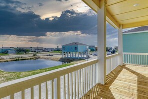 Property grounds - Get ready to enjoy Sunny Daze on the coast (Rockport)