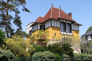 A two-story building with a red-tiled roof and a yellow facade. - Villa Dexception à 500m de la Plage (Merville-Franceville-Plage)
