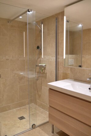Douche, sĂšche-cheveux, serviettes fournies, savon