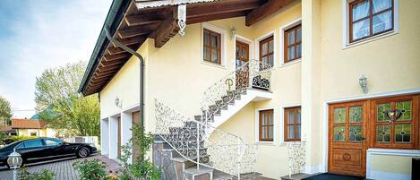 المنشأة من الخارج