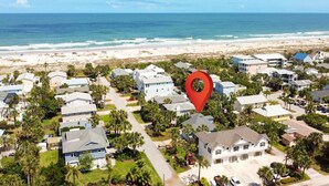 A residential area with houses, a beach, and a red location marker. - Sea Street - Holiday stays at the beach! (St. Augustine Beach)