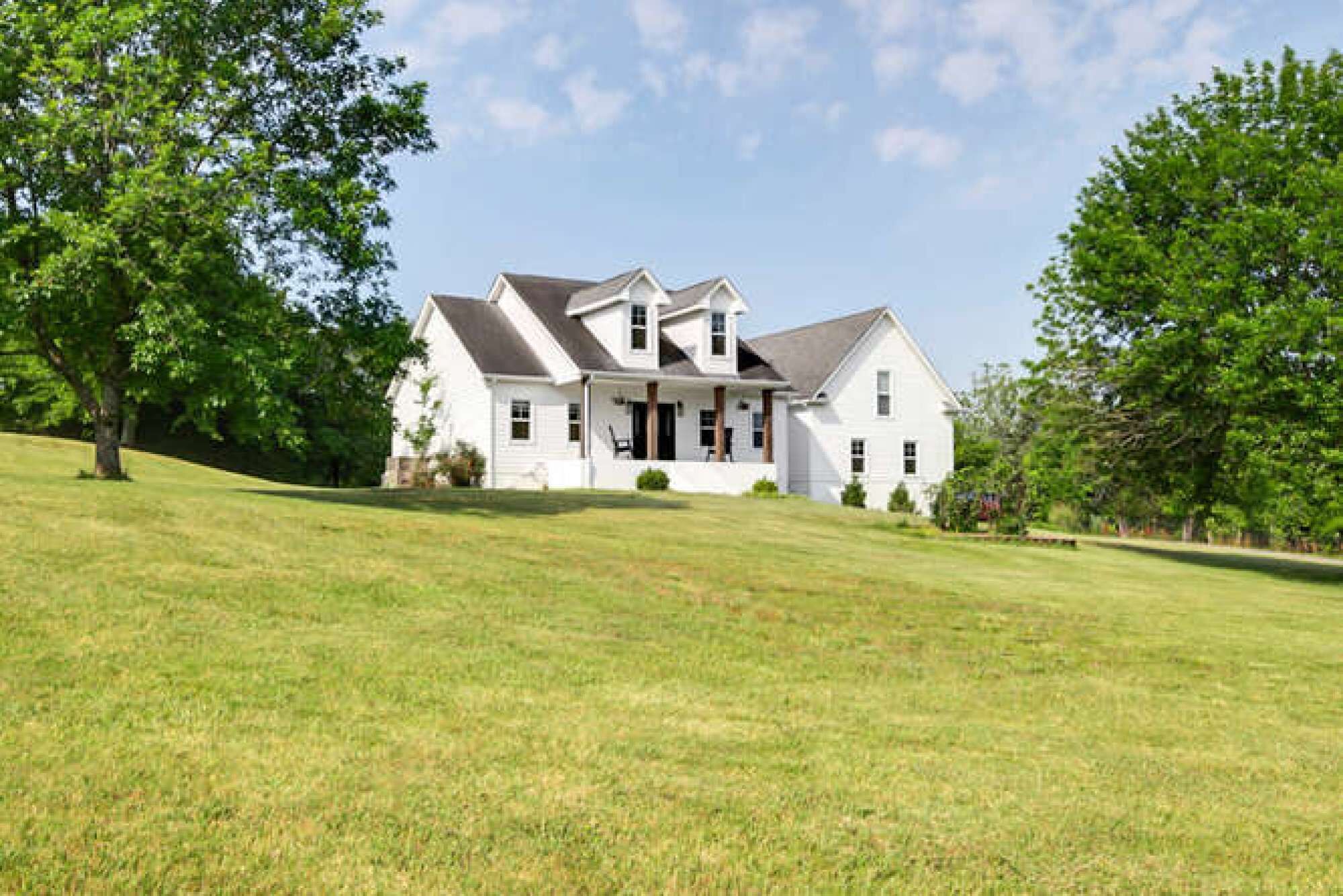 Country Farmhouse and Loft - Friendly Goats!