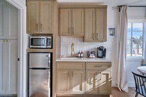 Refrigerador, microondas, cafetera/tetera, tostadora