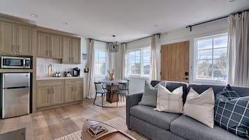 Een smart-tv en boeken