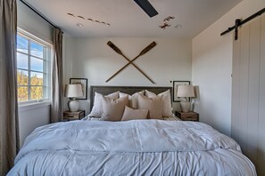 Free WiFi, bed sheets - Inn History Grand Canyon Cabin 8 (Williams)