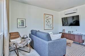 Smart TV, books - Inn History Grand Canyon Cabin 8 (Williams)