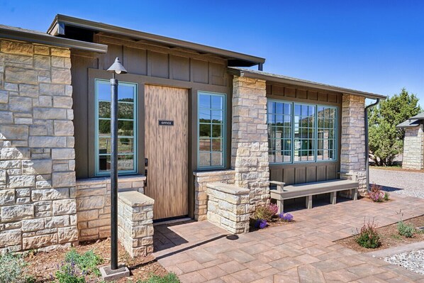 Exterior - Inn History Grand Canyon Cabin 8 (Williams)