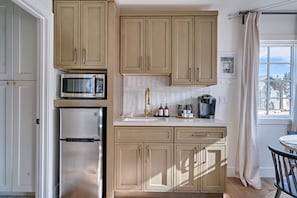 Fridge, microwave, coffee/tea maker, toaster - Inn History Grand Canyon Cabin 9 (Williams)