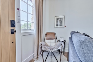 Smart TV, books - Inn History Grand Canyon Cabin 9 (Williams)