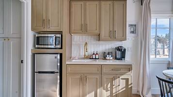 Fridge, microwave, coffee/tea maker, toaster