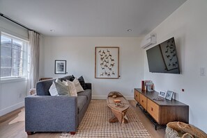 Smart TV, books - Inn History Grand Canyon Cabin 12 (Williams)