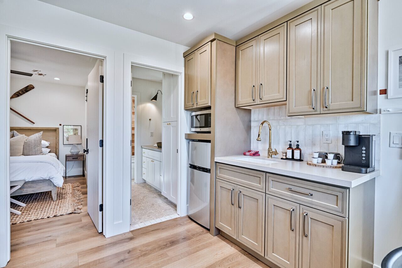 Geladeira, micro-ondas, cafeteira/chaleira, torradeira