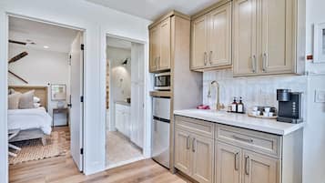 Geladeira, micro-ondas, cafeteira/chaleira, torradeira