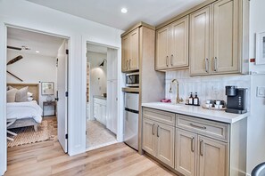 Geladeira, micro-ondas, cafeteira/chaleira, torradeira