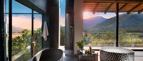 Suite de lujo | Baño | Tina y regadera independientes y amenidades de baño ecológicas