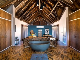 Deluxe Room | Bathroom | Separate tub and shower, eco-friendly toiletries, hair dryer, towels