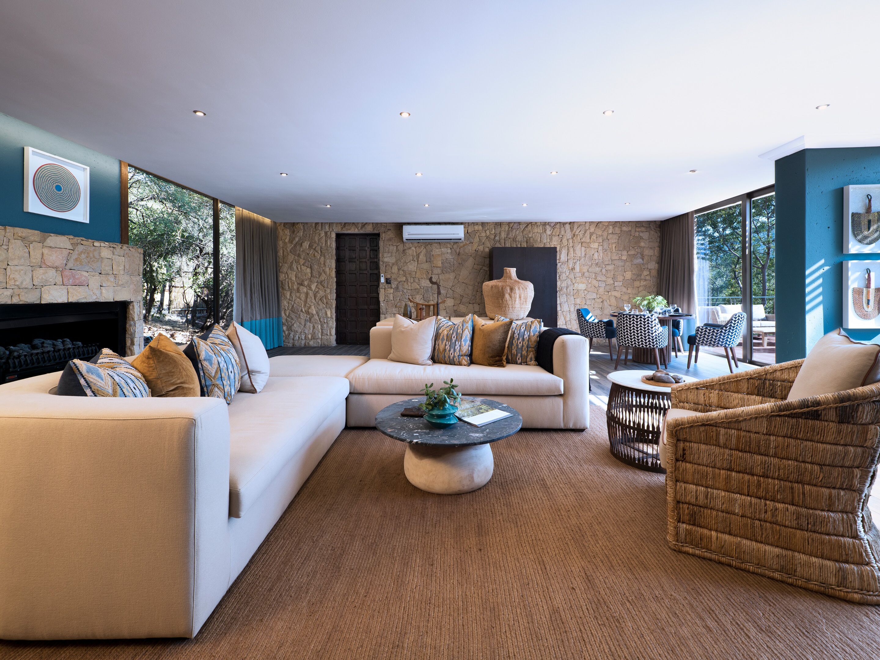 럭셔리 스위트 | 거실 공간 | 위성 채널 시청이 가능한 65인치 평면 TV, TV