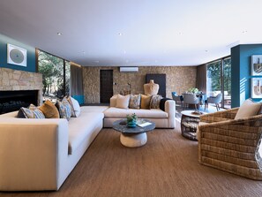 럭셔리 스위트 | 거실 공간 | 위성 채널 시청이 가능한 65인치 평면 TV, TV