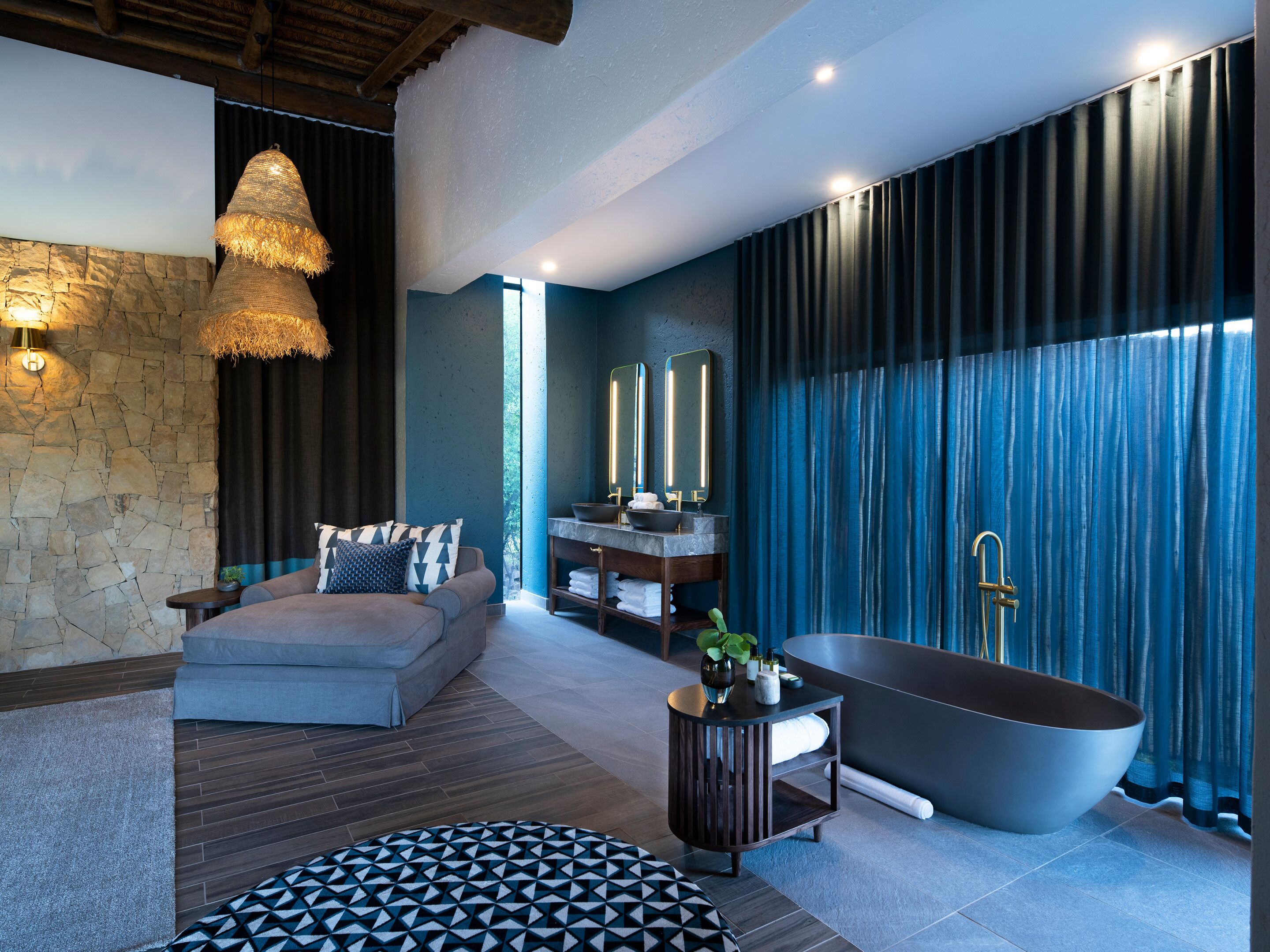 Luksussuite | Bad | Separat badekar og dusj, miljøvennlige toalettsaker og hårføner