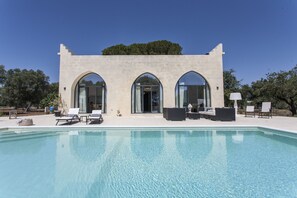 Outdoor pool - Interior Designed "Mini Castle" with Pool in Puglia (Francavilla Fontana)
