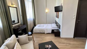 Dobbeltrom – basic | Safe på rommet, blendingsgardiner, lydisolert og strykejern/-brett