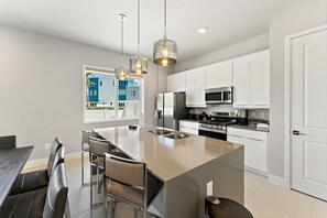 冷蔵庫、オーブン、コンロ、食器洗い機