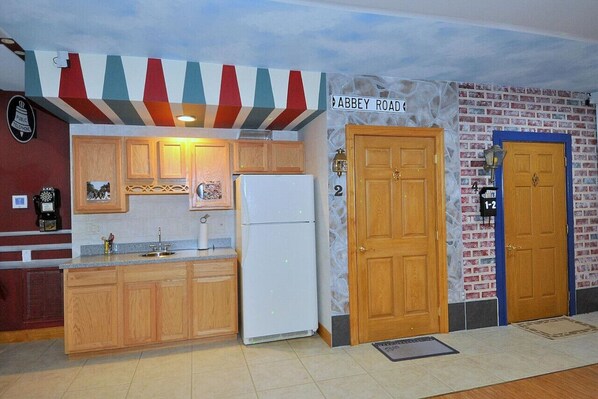Fridge, microwave, oven, stovetop - Redbud Keep - move theater, wifi, golf, view, recreation center access, grill (Hedgesville)