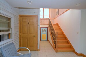 Interior - Redbud Keep - move theater, wifi, golf, view, recreation center access, grill (Hedgesville)