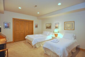 4 bedrooms, desk, free WiFi, bed sheets - Redbud Keep - move theater, wifi, golf, view, recreation center access, grill (Hedgesville)