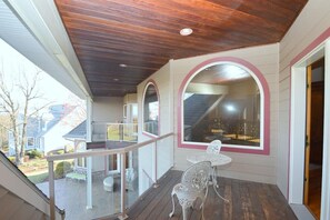 Property grounds - Redbud Keep - move theater, wifi, golf, view, recreation center access, grill (Hedgesville)