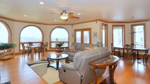 TV, fireplace - Redbud Keep - move theater, wifi, golf, view, recreation center access, grill (Hedgesville)