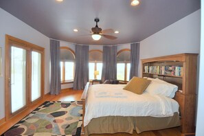 4 bedrooms, desk, free WiFi, bed sheets