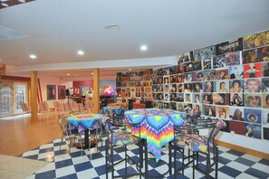 Dining - Redbud Keep - move theater, wifi, golf, view, recreation center access, grill (Hedgesville)