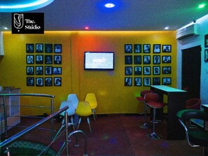 2 Bars/Lounges