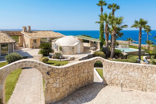 Villa with pool, sea front location , Plemmirio, DiCasaInSIcilia
