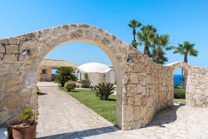 Property grounds - Villa with pool, sea front location , Plemmirio, DiCasaInSIcilia (Siracusa)