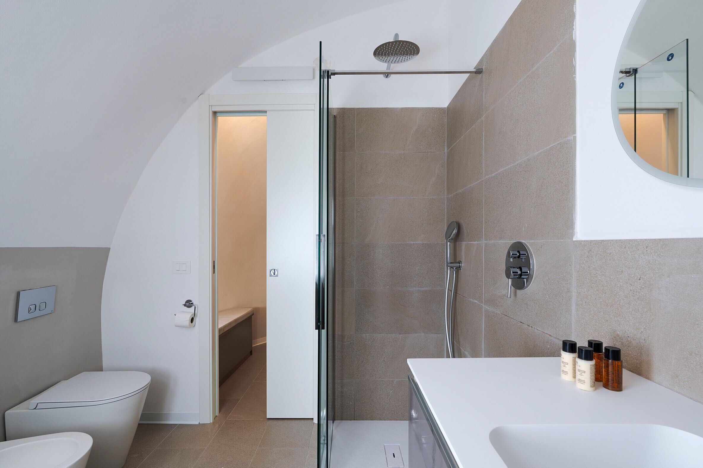 Suihku, hiustenkuivaaja, pyyhkeet