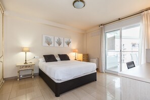 4 makuuhuonetta, silitysrauta/-lauta, ilmainen Wi-Fi, vuodevaatteet