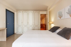 4 bedrooms, iron/ironing board, free WiFi, bed sheets