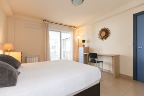 4 slaapkamers, een strijkplank/strijkijzer, gratis wifi, beddengoed