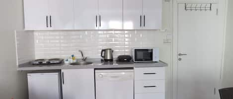 Deluxe Studio | Private kitchen | Electric kettle, cookware/dishes/utensils, dining tables