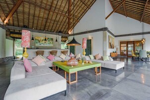 Villa básica, varias camas | Interior