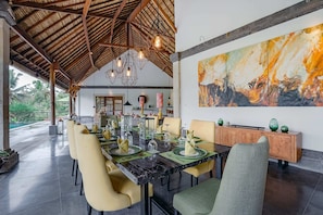 Basic Villa, Multiple Beds | Dining