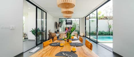 Basic Villa, Multiple Beds | Dining