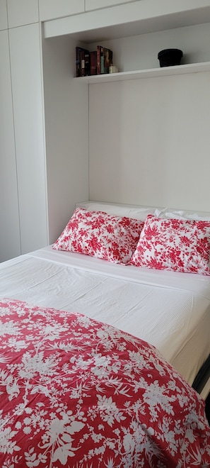 1 chambre, fer et planche à repasser, accès au Wi-Fi (inclus)
