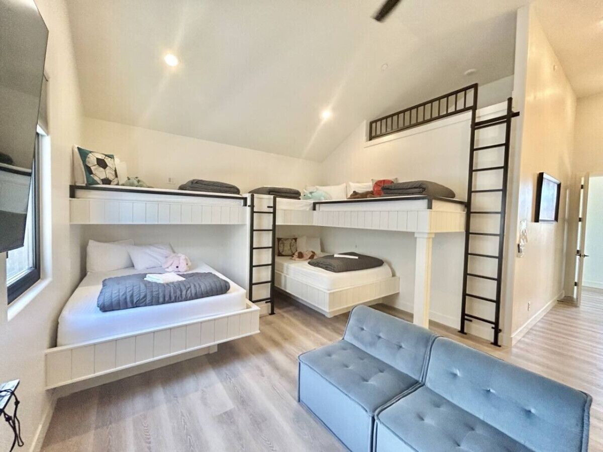 5 bedrooms, desk, iron/ironing board, travel cot