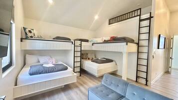 5 bedrooms, desk, iron/ironing board, travel cot